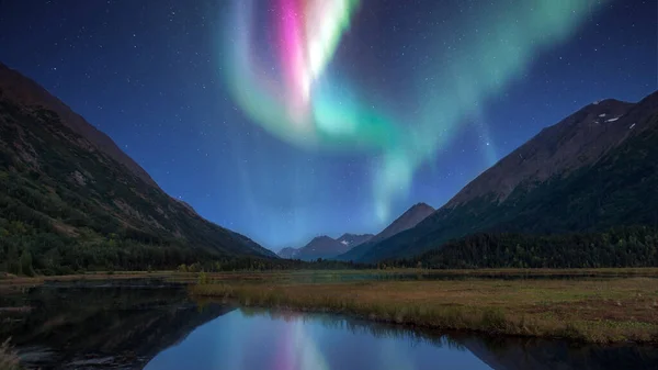 Alaska Landschaft Der Erstaunlichen Nordlichter Über Einem Bergsee Auf Der — Stockfoto