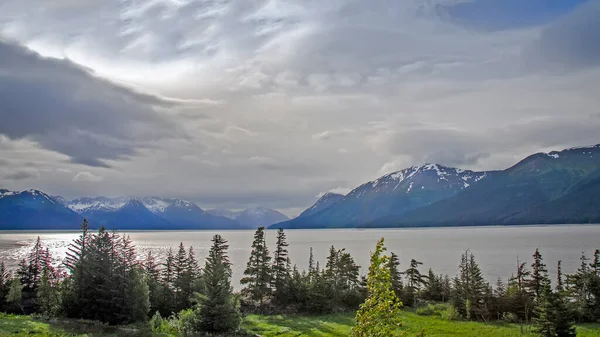 Een Kajak Stopt Verbluffend Mooie Herfstkleuren Reflecties Een Alaska Meer — Stockfoto