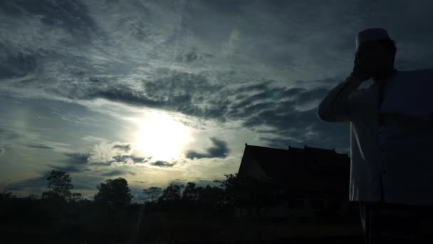 Man Dressed White Muslim Giving Call Prayer Dusk — Vídeos de Stock