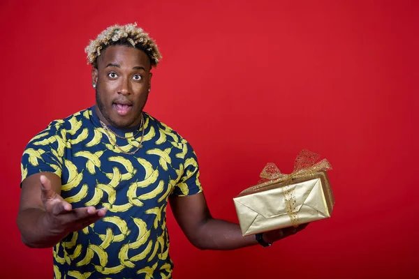 Retrato Joven Afro Americano Emocionado Con Regalo Paquete Oro Mano — Foto de Stock