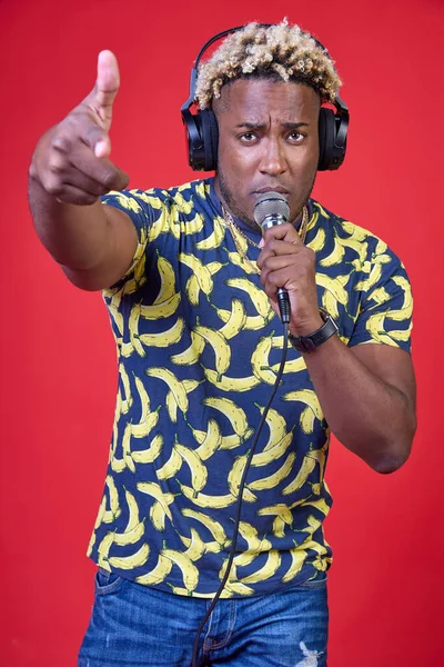 Retrato Positivo Disfrutando Hermoso Hombre Africano Con Micrófono Auriculares Cabeza — Foto de Stock