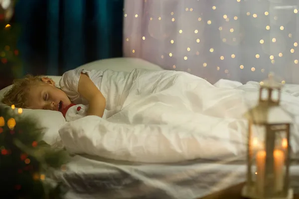 Niño Rubio Lindo Duerme Bajo Árbol Navidad Con Oso Peluche — Foto de Stock