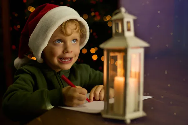 Niño Sentado Una Linterna Con Sombrero Navidad Mira Cómo Magia — Foto de Stock