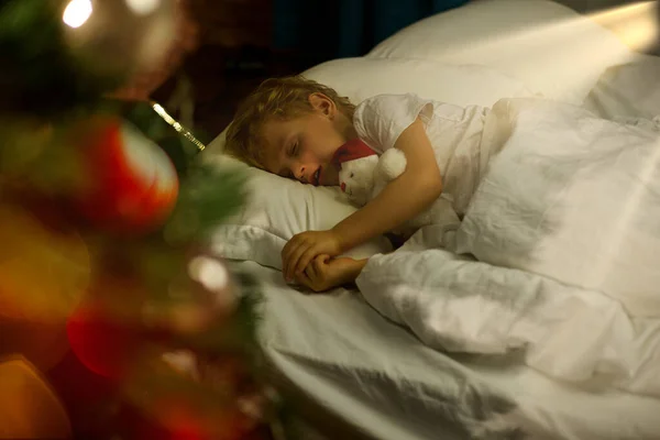 Niño Rubio Lindo Duerme Bajo Árbol Navidad Con Oso Peluche — Foto de Stock