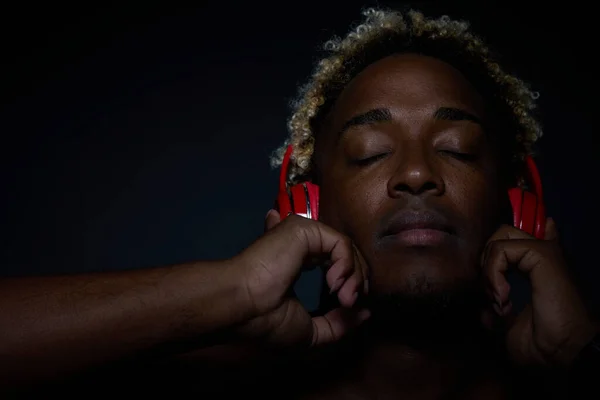 Hombre Negro Con Auriculares Inalámbricos Rojos Escucha Música Disfruta Música — Foto de Stock