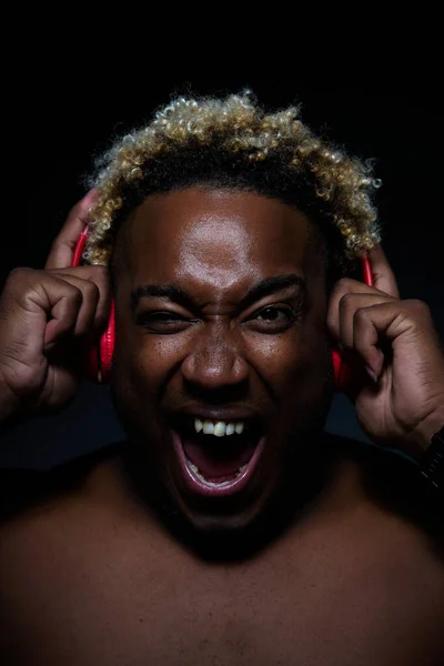 Afroamericano Está Encantado Con Música Que Escucha Rojo Inalámbrico Sobre — Foto de Stock