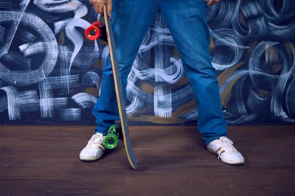 Piernas Hombre Moda Jeans Zapatillas Deporte Con Monopatín Sus Manos — Foto de Stock