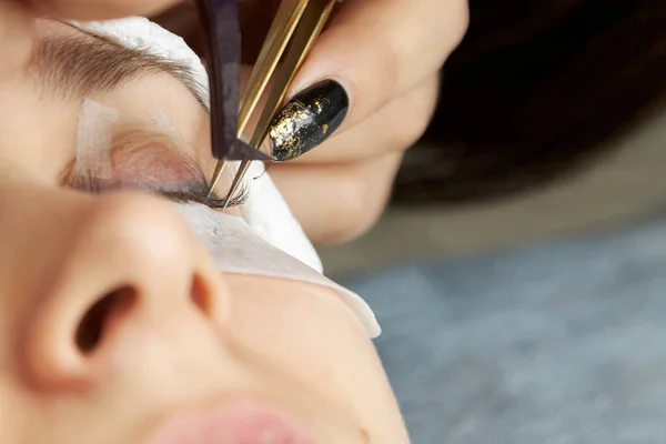 Master Eyelash Extension Uses Tweezers Fasten First Lashes Close Cosmetic — Stock Photo, Image