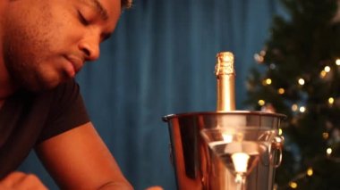 Genç Afrikalı Amerikalı adam çok sarhoş oldu ve barda uyuyakaldı.