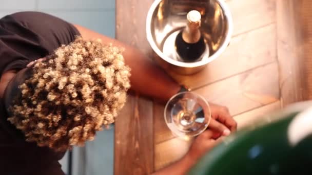 Młody Afroamerykanin jest bardzo pijany, ale chce zamówić kolejnego drinka.. — Wideo stockowe