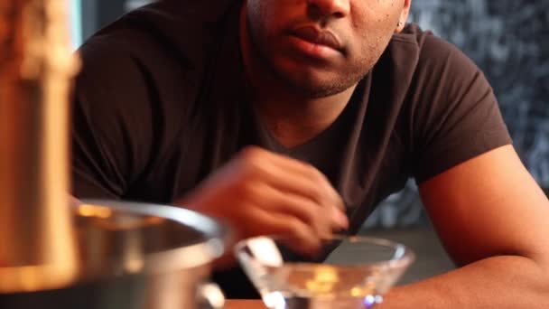 Безработный молодой афроамериканец выпил много алкоголя в баре — стоковое видео