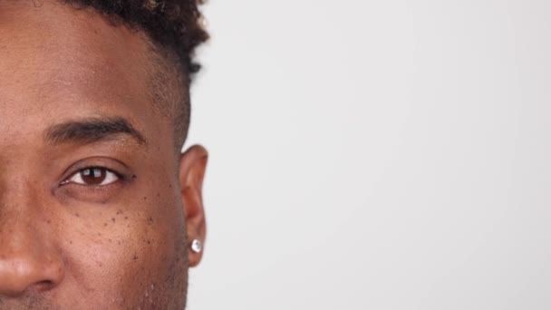 Gros plan d'un homme afro-américain avec un demi-visage — Video