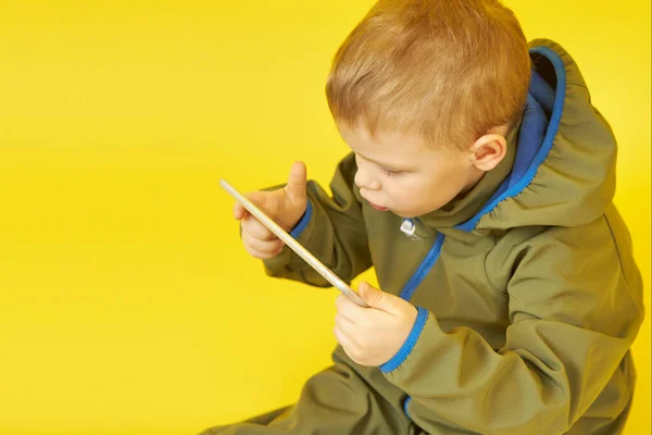 Το αγόρι χρησιμοποιεί φωνητικό βοηθό σε ψηφιακό tablet. — Φωτογραφία Αρχείου