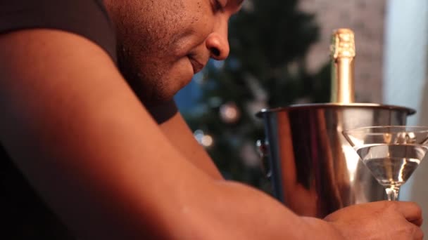 흑인은 크리스마스 트리를 배경으로 술에 취해 있었다. — 비디오