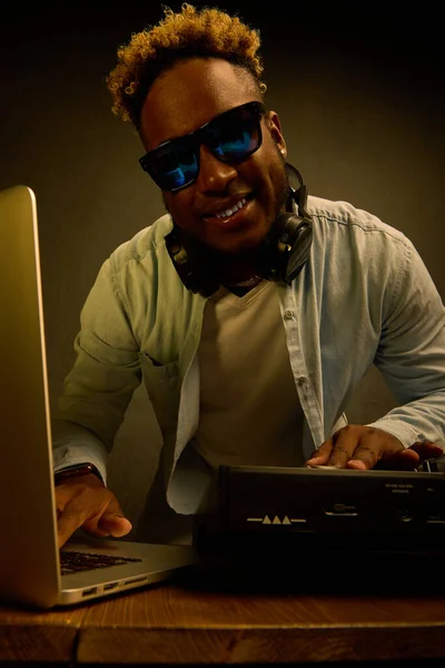 DJ afroamericano escribe nueva música en el estudio de grabación. — Foto de Stock