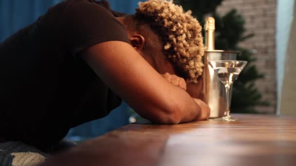 Young African American man got very drunk and fell asleep sitting at the bar — Stock Video