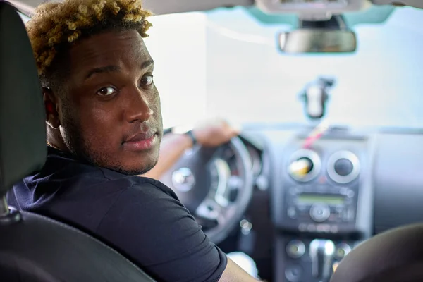 Negro hombre es sentado en coche y conducir — Foto de Stock