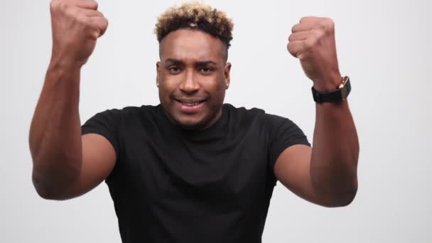 Возбужденный афроамериканец, показывающий жест "да", счастливый победитель лотереи, крупным планом — стоковое видео