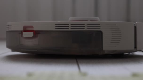 Detailní záběr vysavače robotů vysávající světlou podlahu v ložnici. — Stock video