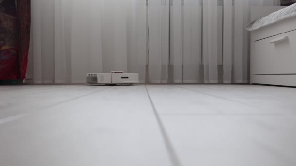 Robot vacuum cleaner cleans the floor by determining geo position using lidar — Stock Video