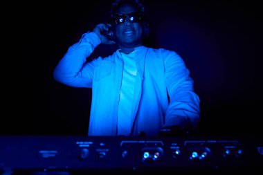 Afrikalı-Amerikalı DJ kulüpte müzik çalıyor..