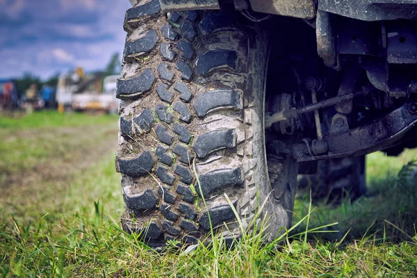 Suspension et bande de roulement sale sur herbe. — Photo