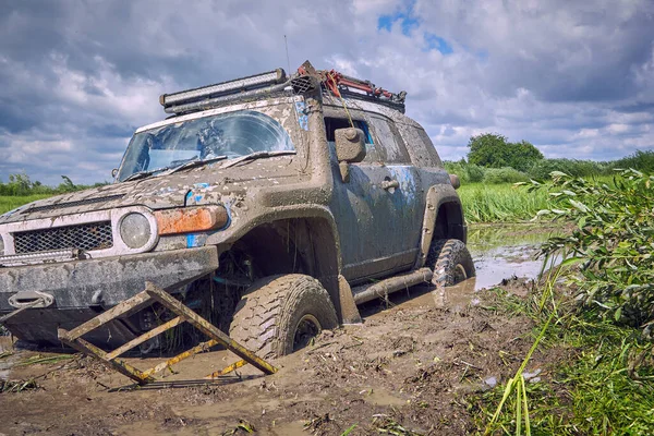 Off-road vehicle got stuck on impenetrable road after rain during competition — Stock Photo, Image