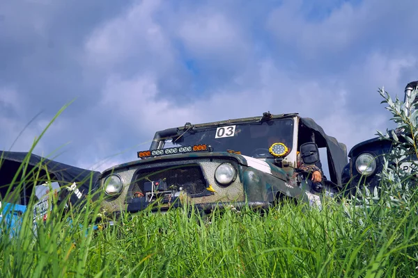 Véhicules hors route 4x4, construits sur une colline avant le début de la compétition. — Photo