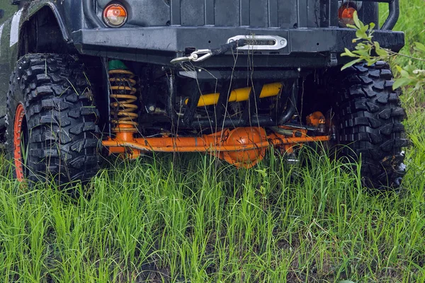 Off-road auto gekanteld show schorsing en shock-up en grote band voor avontuur — Stockfoto