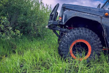 4x4 off-road arabası tepeye çıkan bir engeli aştı
