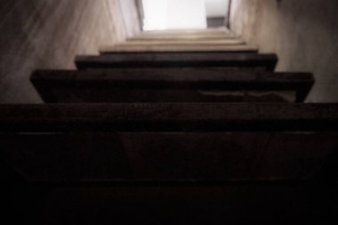 Merdivenler karanlık bodrumdan aydınlığa çıkıyor.