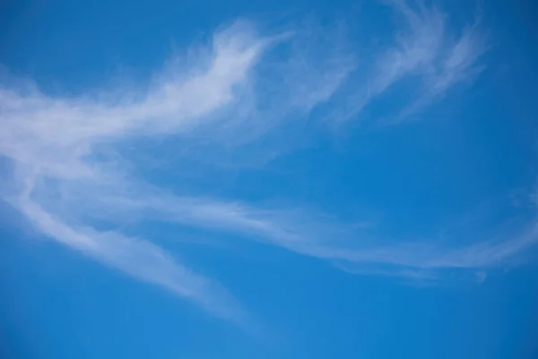 Sommar, klar, blå himmel med suddiga moln — Stockfoto