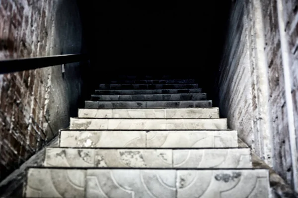 可怕的黑色地下室，其台阶通向深渊 — 图库照片