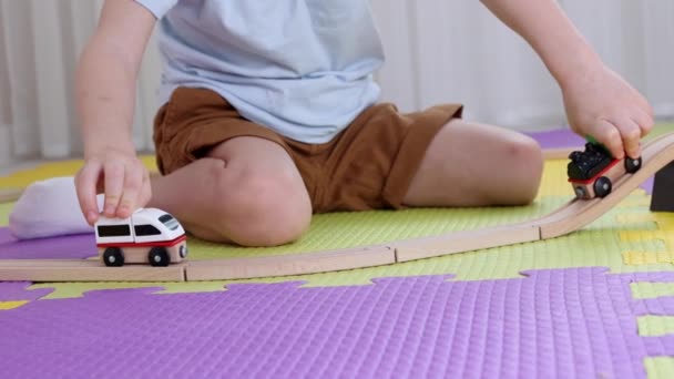 Gros plan d'un petit enfant brisant avec colère des jouets — Video