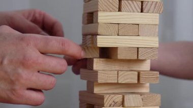 Küçük bir çocuk ve annesinin Jenga oynadığı yakın çekim..