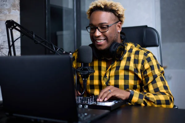 Positive African DJ está trabajando en la mezcla digital en un estudio de grabación en casa. — Foto de Stock