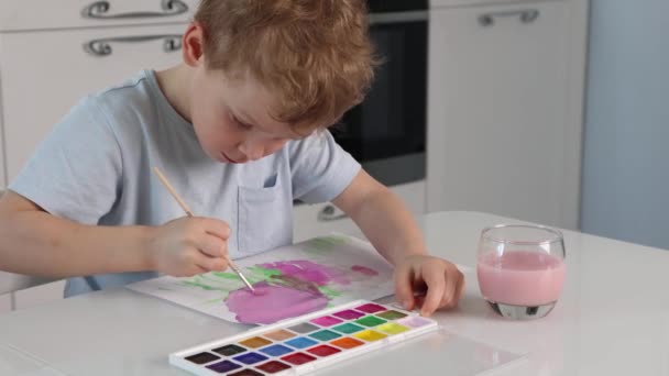 Lindo Chico Disfruta Dibujando Con Pincel Pintura Rosa Mientras Está — Vídeos de Stock