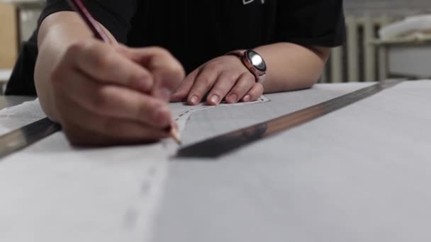 Patrón profesional de costurera con lápiz — Vídeo de stock