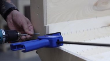Kablosuz matkap kullanarak mobilya parçalarını birleştirme işlemi.