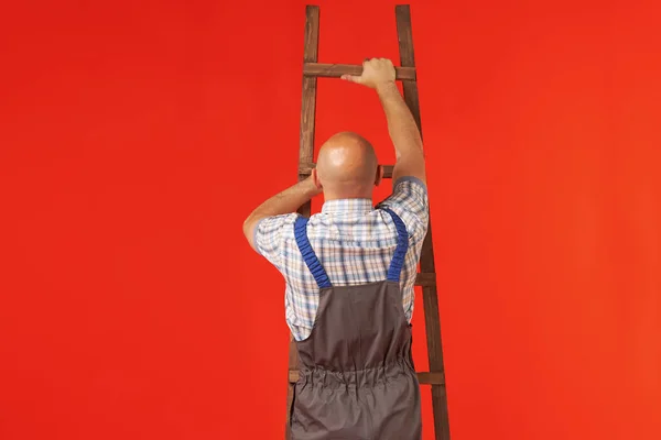 Homem Careca Roupas Trabalho Sobe Uma Escada Madeira Trabalho Perigoso Imagens Royalty-Free