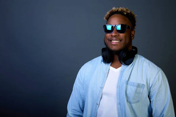 Hombre Afroamericano Fuerte Gafas Sol Sobre Fondo Gris Sonriente Chico — Foto de Stock