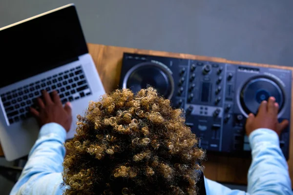 DJ κονσόλα για πίστες σε κύβο και προσωπικό υπολογιστή για την οποία — Φωτογραφία Αρχείου