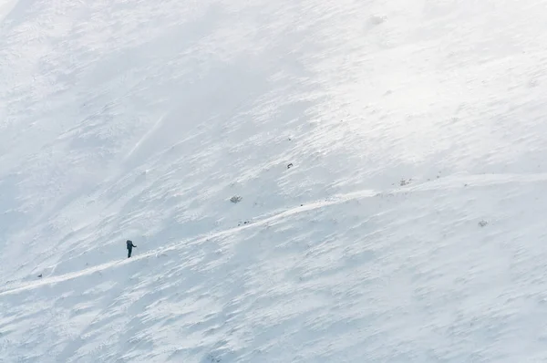 Tatra Ein Mann Besteigt Einen Berg Winterlandschaft — Stockfoto