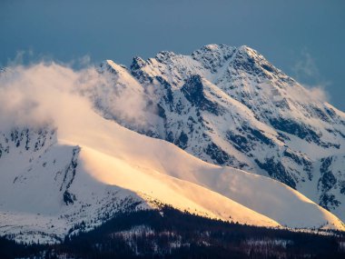 Tatra Dağları 'nın kış manzarası. Tatra Dağları 'nın karla kaplı zirvelerinin manzarası.