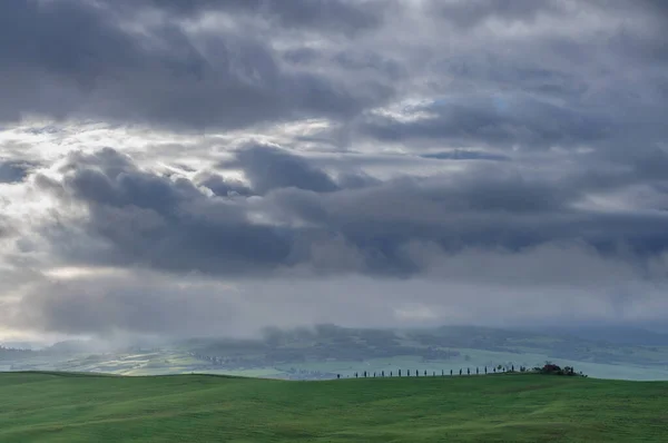 Wiosenna Toskania Chmurne Niebo Widok Nadchodzącego Deszczu — Zdjęcie stockowe
