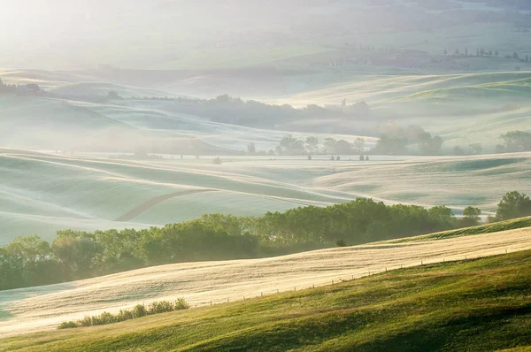 Wiosenna Toskania Widok Zielone Pola Oświetlone Promieniami Słońca — Zdjęcie stockowe
