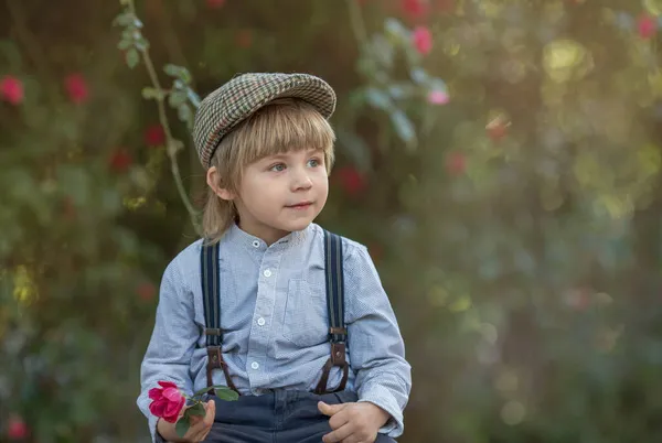 Ένα Όμορφο Μοδάτο Ξανθό Αγόρι Vintage Ρούχα Κάθεται Στον Κήπο — Φωτογραφία Αρχείου