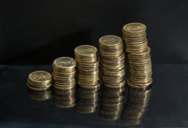 Rusya Federasyonu 'nun 10 rublelik madeni para yığını merdiveni. Gelir artışı kavramı.