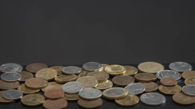Karanlık bir arka planda farklı ülkelerin paraları. Boşluğu kopyala