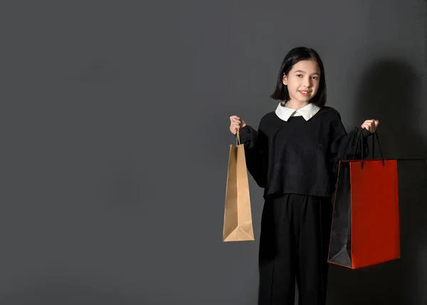 Ein Brünettes Mädchen Teenageralter Steht Dunkler Übergroßer Kleidung Mit Papiereinkaufstaschen — Stockfoto